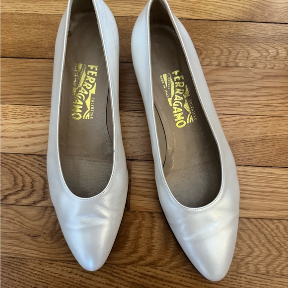 Ferragamo Women White Pumps size 9.5 - Picture 2 of 12